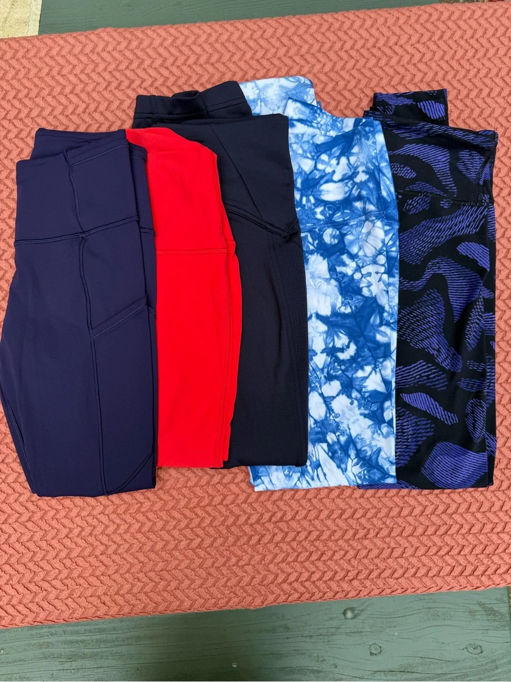 Women’s lot Lululemon 5 leggings/yoga pants mint condition! Size 6